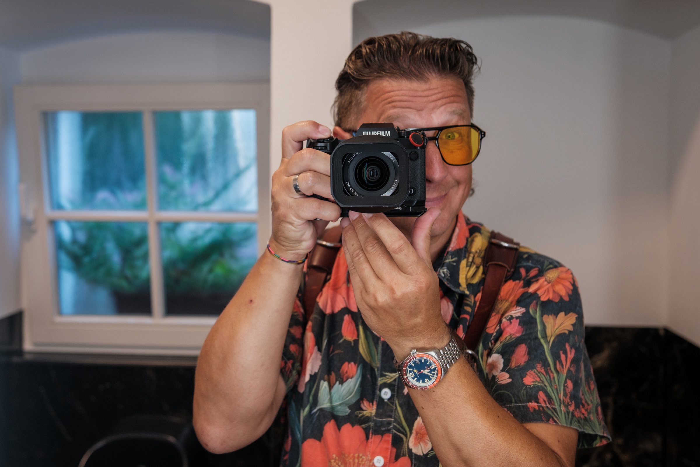 Torsten Kellermann mit Kamera vor dem Gesicht