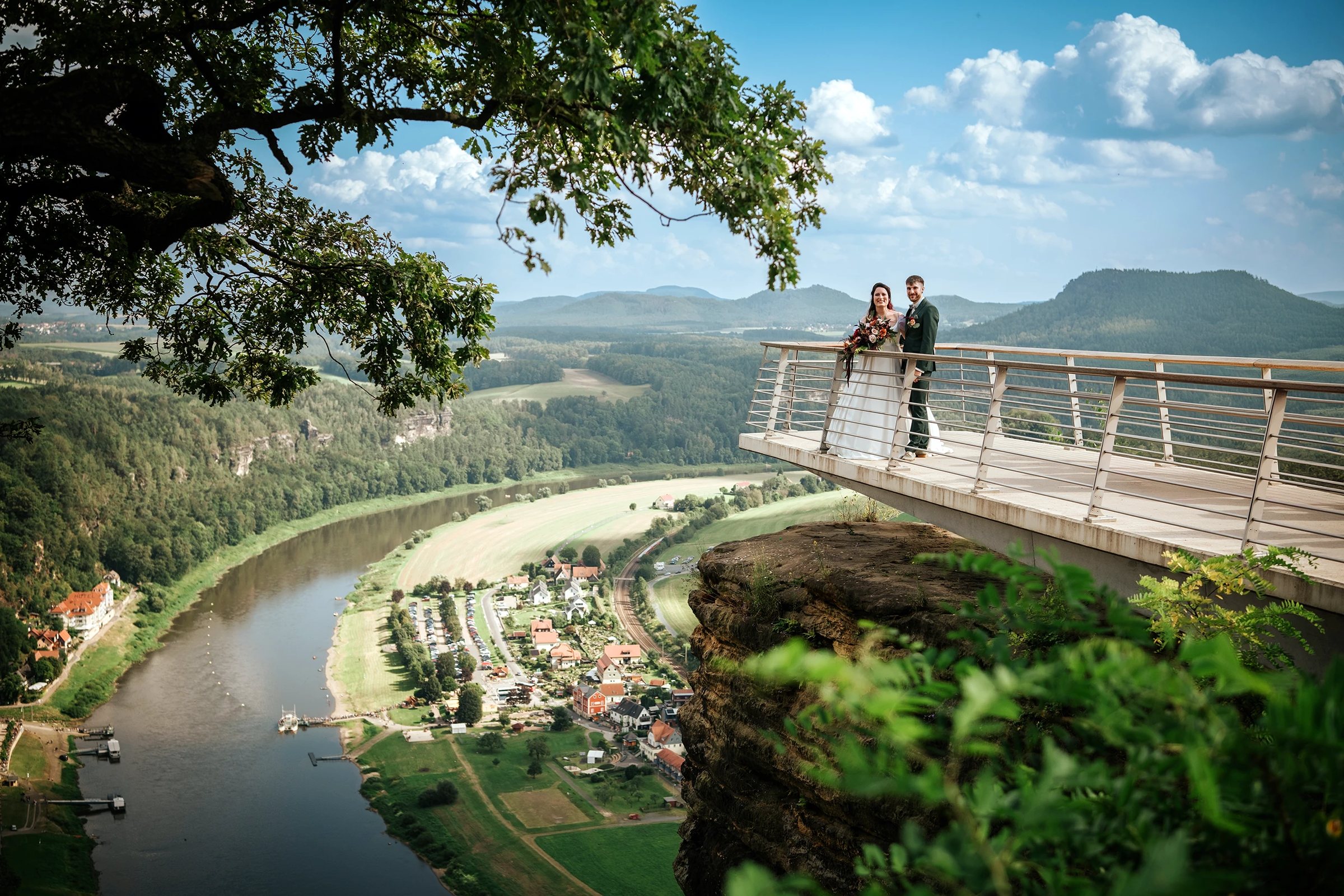 Brautpaar auf der Basteibrücke mit Blick über das Elbtal